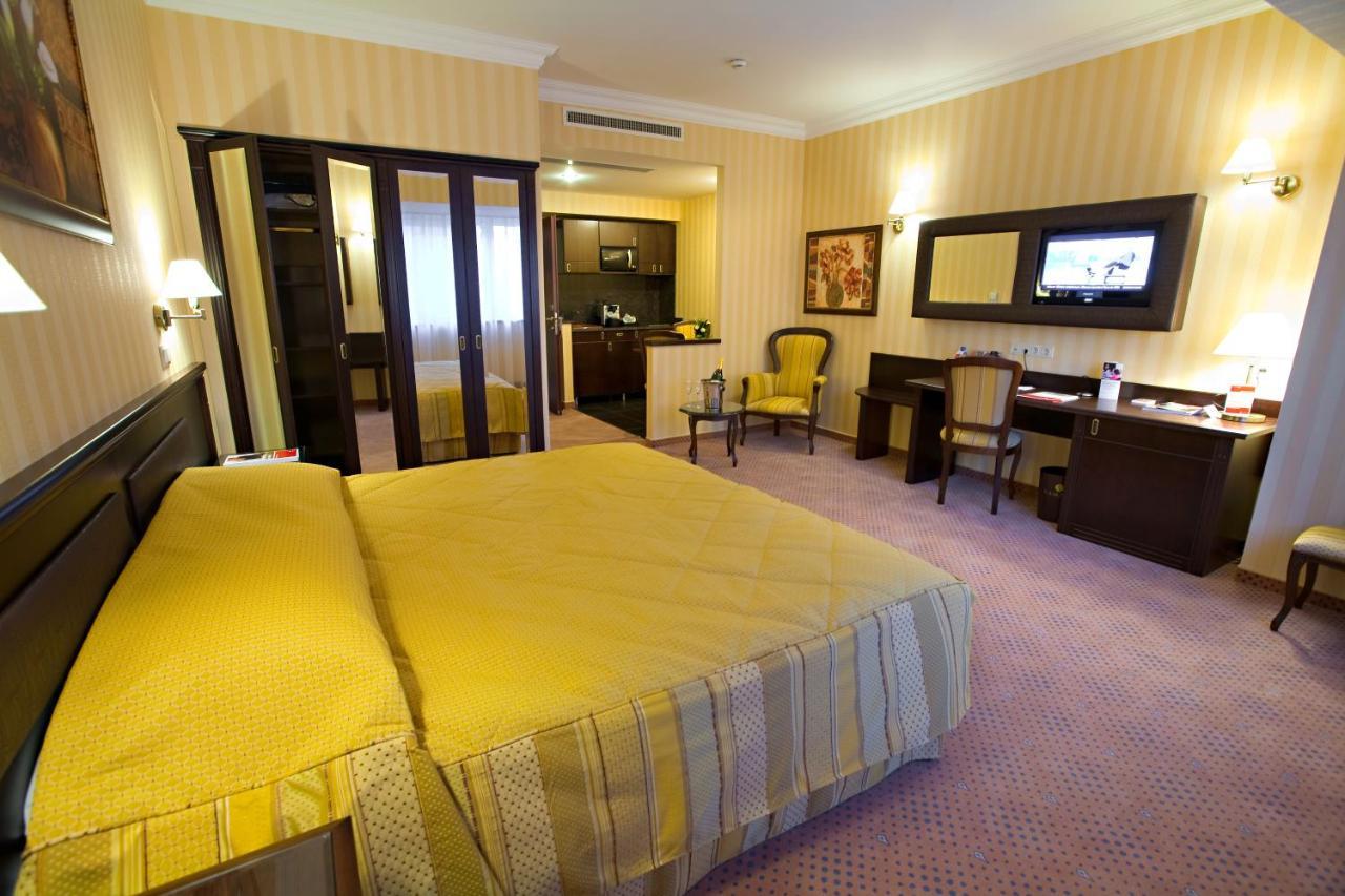 Ramada Hotel & Suites By Wyndham Bucharest North Extérieur photo